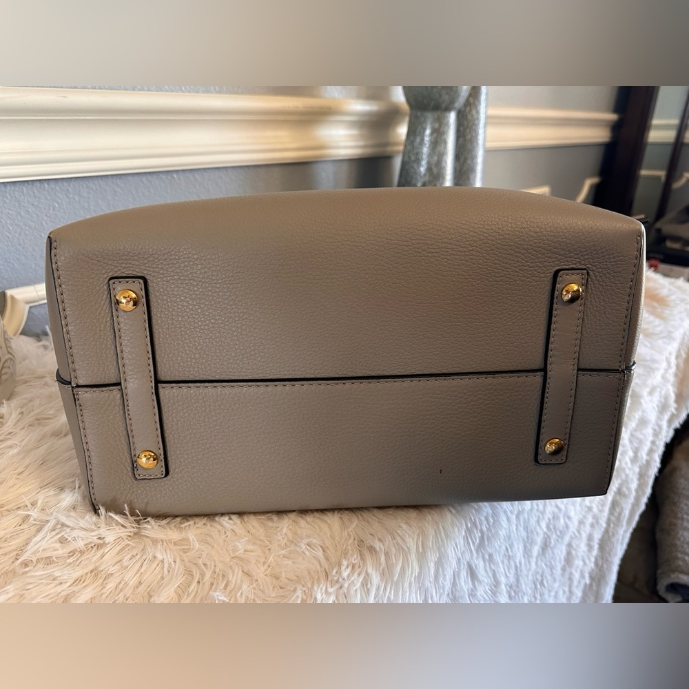 EUC Burberry LARGE grey and white leather buckle belt Tote/satchel
Made in Italy - Picture 3 of 12